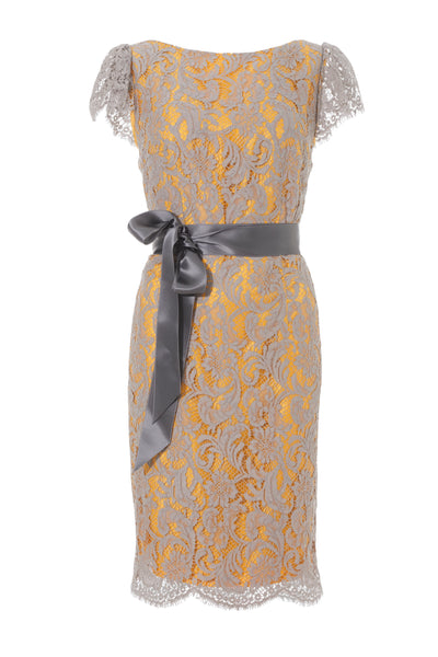 Cocktailkleid aus Spitze mit Flügelärmeln