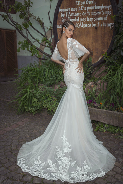 Brautkleid figurbetont mit Flügelärmeln
