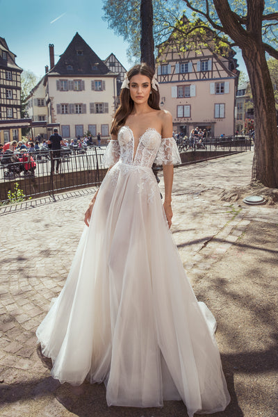 Brautkleid mit tiefem Ausschnitt und abnehmbaren Ärmeln