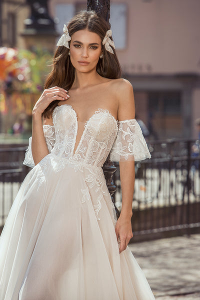 Brautkleid mit tiefem Ausschnitt und abnehmbaren Ärmeln