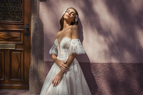 Brautkleid mit tiefem Ausschnitt und abnehmbaren Ärmeln