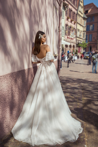 Brautkleid mit tiefem Ausschnitt und abnehmbaren Ärmeln