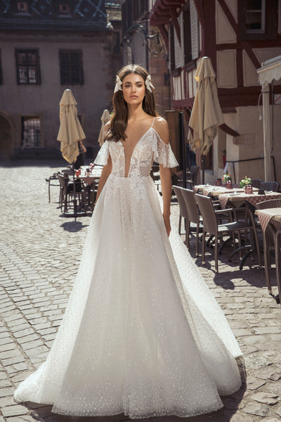 Brautkleid mit tiefem Dekollete- und Rückenausschnitt