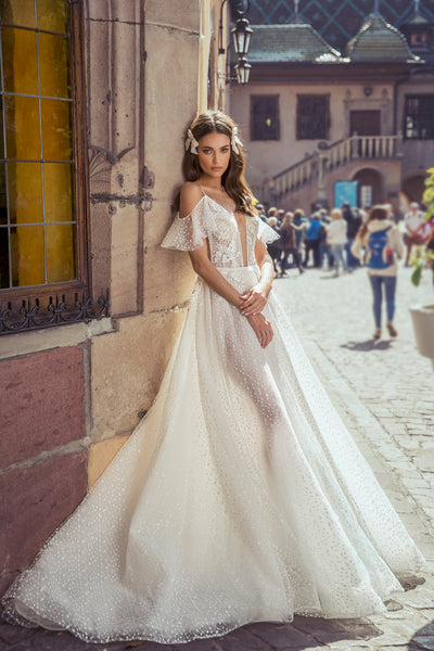 Brautkleid mit tiefem Dekollete- und Rückenausschnitt