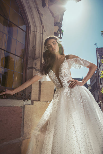 Brautkleid mit tiefem Dekollete- und Rückenausschnitt