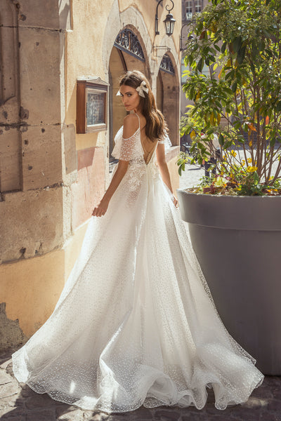 Brautkleid mit tiefem Dekollete- und Rückenausschnitt