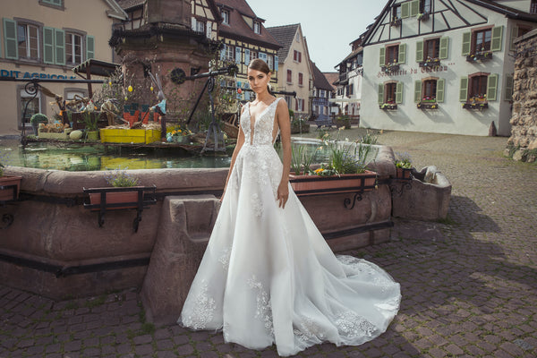 Brautkleid mit extra Cape aus Spitze und Tüll