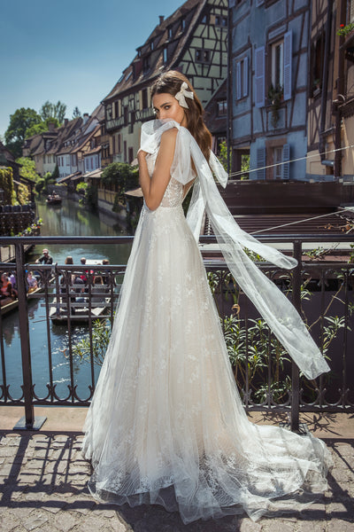 Brautkleid mit sexy Dekollete, weitem Rock und abnehmbarer Schulterdekoration