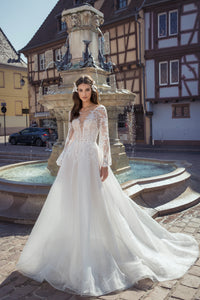 Brautkleid mit langen Ärmeln und tiefem Rückenausschnitt