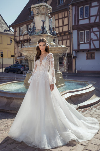 Brautkleid mit langen Ärmeln und tiefem Rückenausschnitt