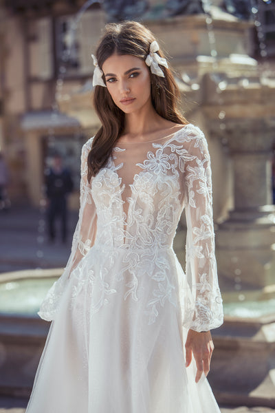 Brautkleid mit langen Ärmeln und tiefem Rückenausschnitt