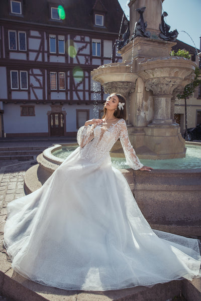 Brautkleid mit langen Ärmeln und tiefem Rückenausschnitt