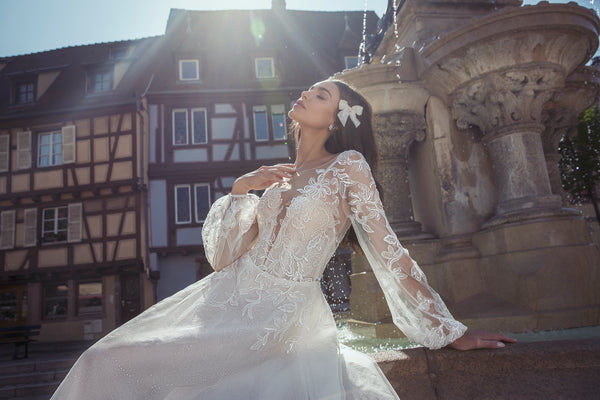 Brautkleid mit langen Ärmeln und tiefem Rückenausschnitt