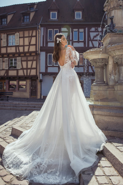 Brautkleid mit langen Ärmeln und tiefem Rückenausschnitt